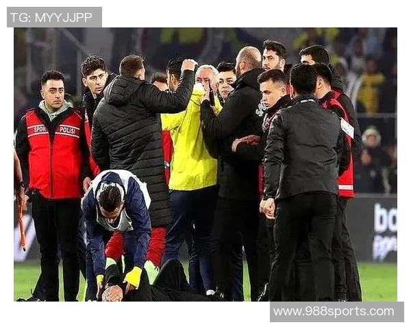 费内巴切两球员袭击加拉塔萨雷总监获16个月缓刑判决